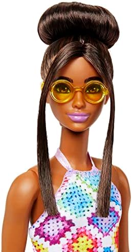 Bábika Barbie Fashionistas 210 s hnedými vlasmi v Drdole, na sebe farebné háčkované šaty, slnečné okuliare