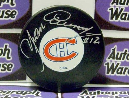 Yvan Cournoyer podpísal hokejový puk-podpísal puky NHL