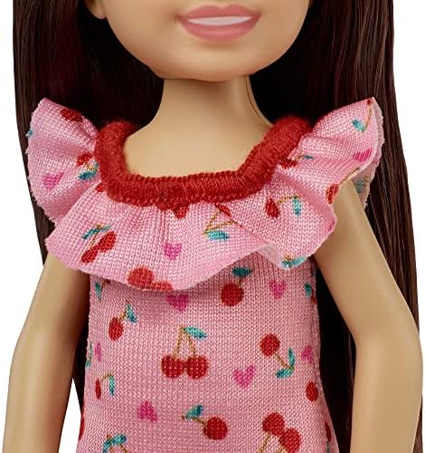Bábika Barbie Chelsea na sebe Volánové šaty s čerešňovou potlačou a čierne topánky, hračka pre deti vo veku od 3 rokov & amp; hore